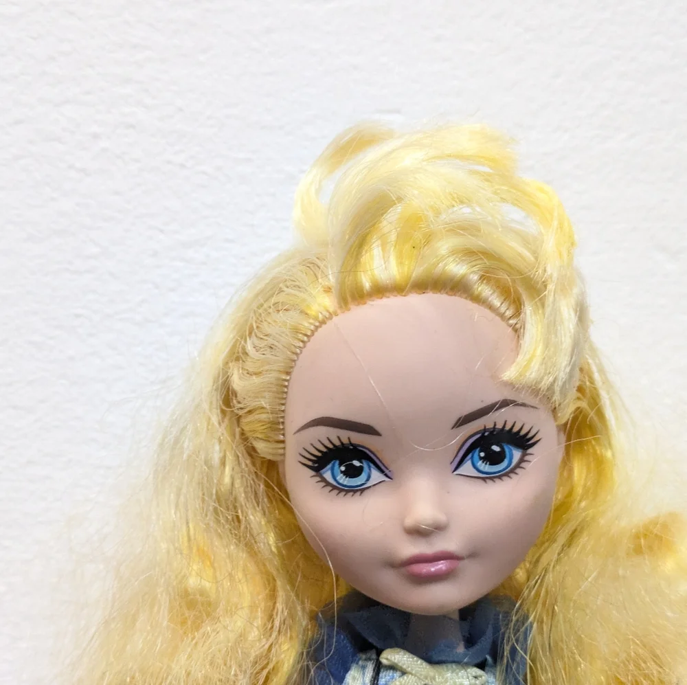 Ever After High Blondie Lockes Signature Royal Doll
